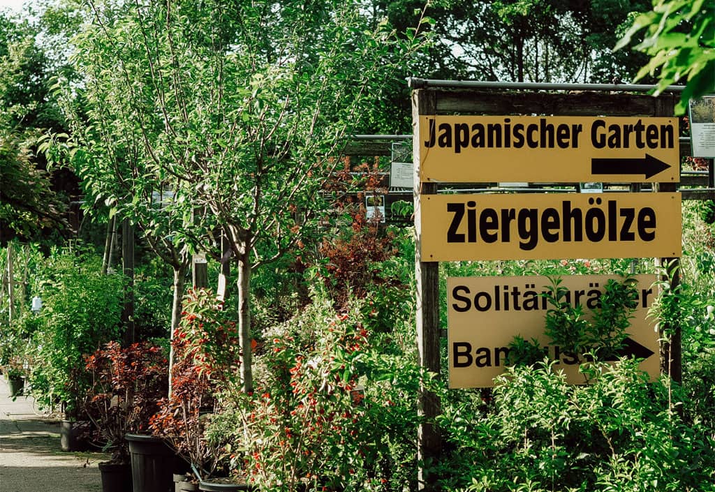 Ausschilderung im Bereich Ziergehölze